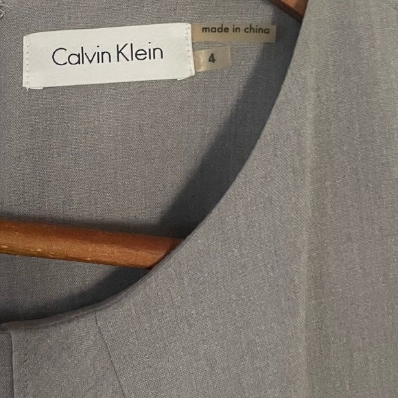 Calvin Klein Gray Front Ruffled Sheath Dress Sz 4 - Picture 3 of 4